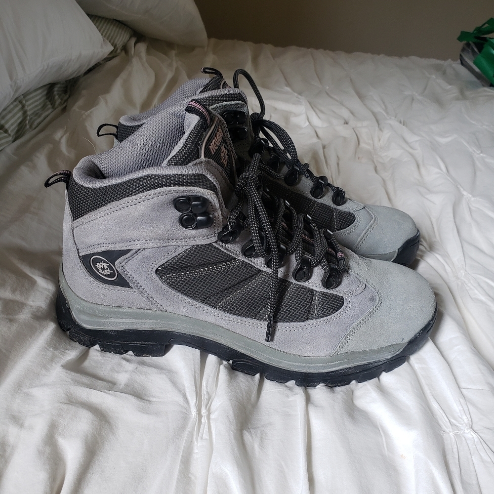 Nevados hiking boots